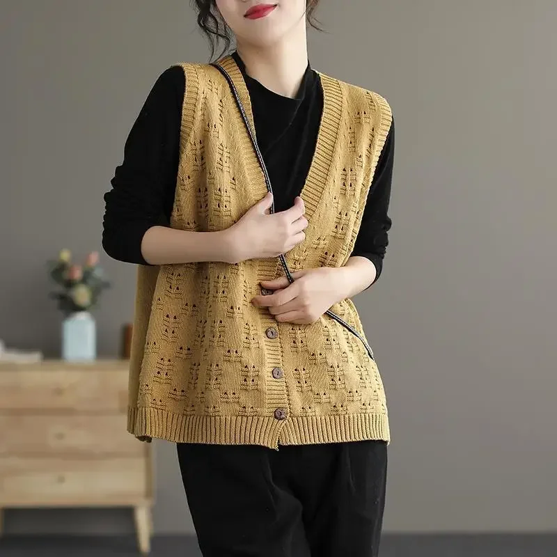 V-neck Yellow Knit Tops for Woman Winter Button Women\'s Sweater Vest Brown Korean Fashion Cold Trend 2024 Y2k Vintage Jumper 90s