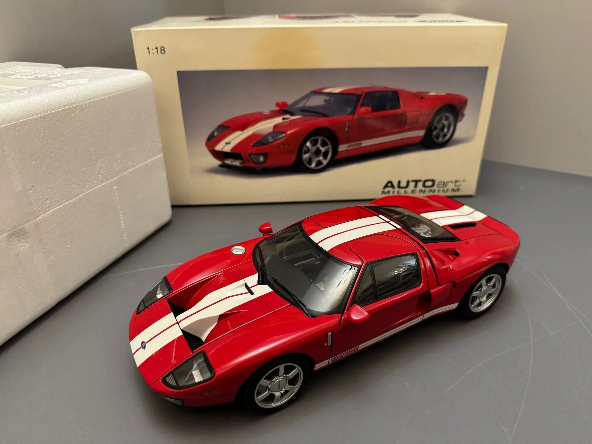 

Модель автомобиля Autoart 1:18 GT 2004, красно-белая, имитация, лимитированная серия, полностью открывающаяся, из металлического сплава, статическая, подарок