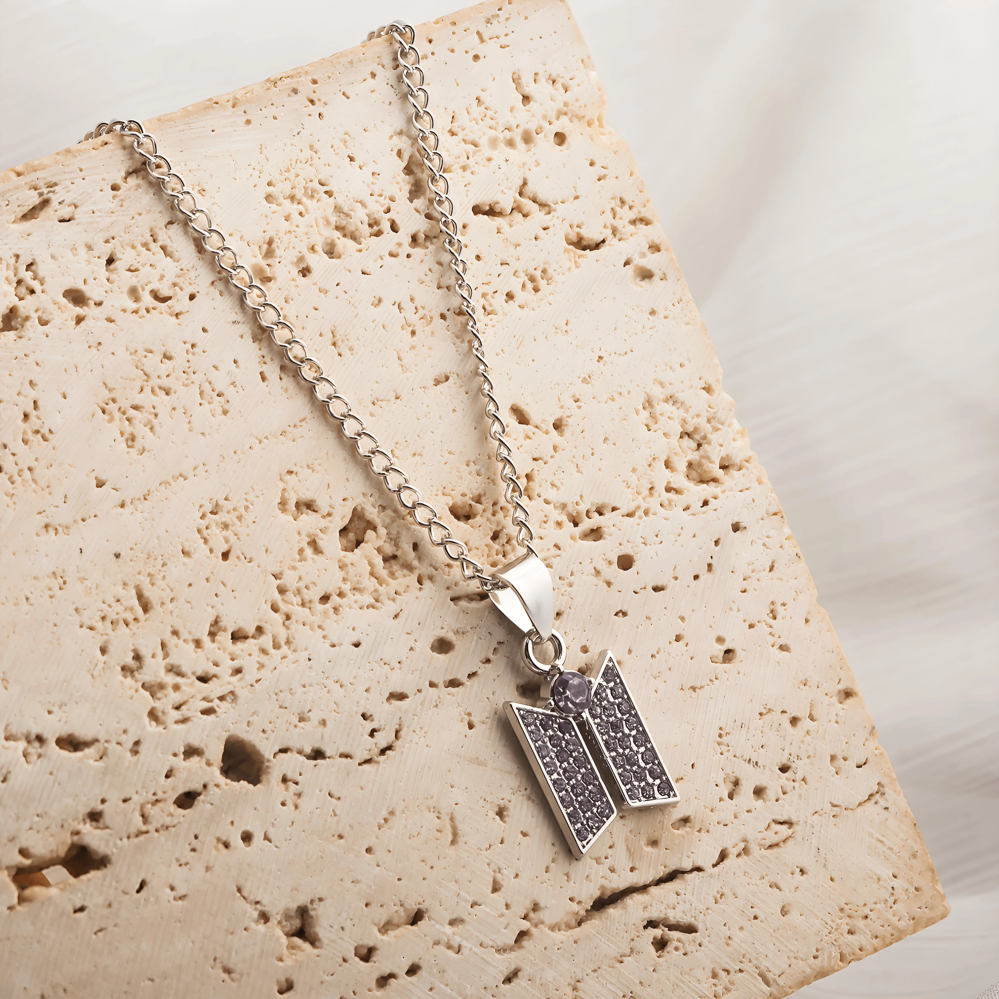 Schmetterlingsförmige lila Strass-Halskette, Unisex, modischer Schlüsselbeinschmuck, Accessoires für Paare, ideales Geschenk für den täglichen Gebrauch – Detail 4