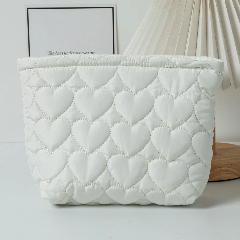 Large Capacity Travel Makeup Organizer Bag Lightweight Heart Quilted Cosmetic Pouch Soft Padded Zipper Makeup Toiletry Bag