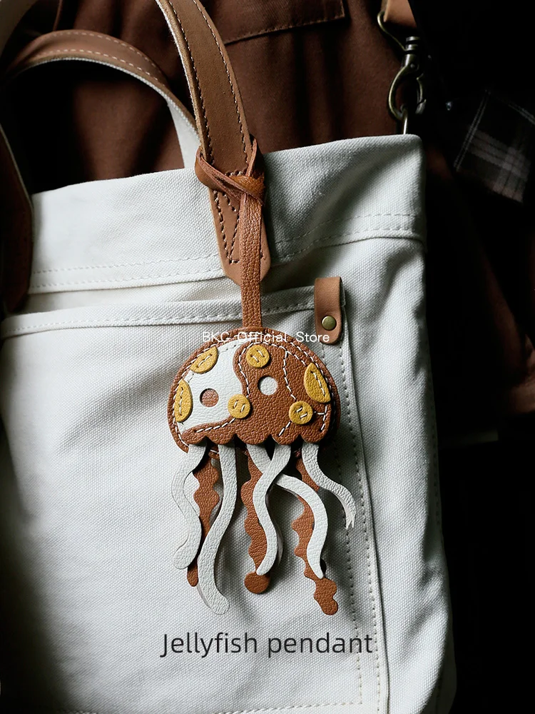 handmade-goat-leather-jellyfish-bag-charm-full-wax-thread-saddle-stitched-keychain-pendant，original-design-keychain-accessory