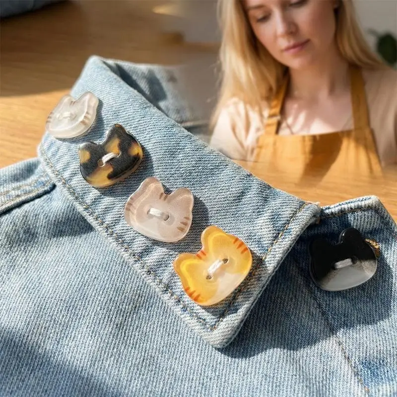 

20 шт. милых пуговиц в виде кошек с двумя глазами, 12/17 мм, разноцветные, мультяшные, из смолы, для рукоделия, для детской одежды, шапок, носков