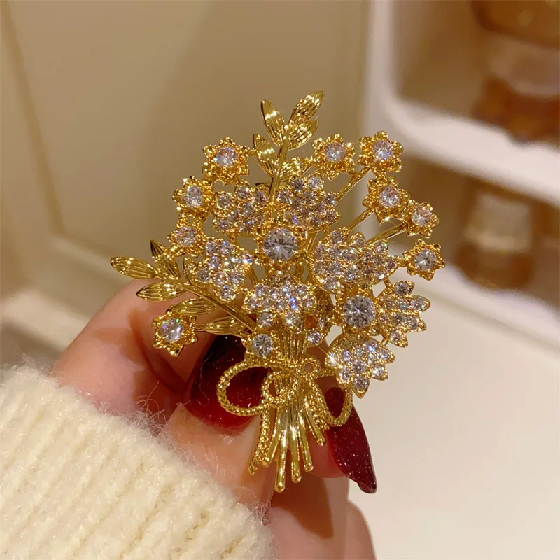 

New French Vintage Haute Couture Hand-held Floral Brooch Corsage Elegant and Stylish Women's Suit Pin Buckle Accessory