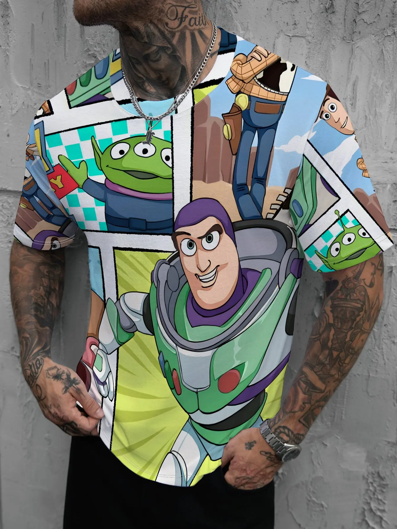 T-shirt unisexe à col rond et manches courtes, imprimé intégral avec personnage de Toy Story en aquarelle, fond dégradé clair, style streetwear décontracté
