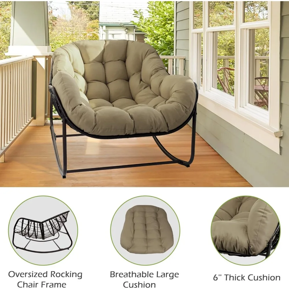 Nadmierne krzesło bujane Papasan w kształcie jajka z poduszką i ramą do użytku wewnątrz i na zewnątrz.