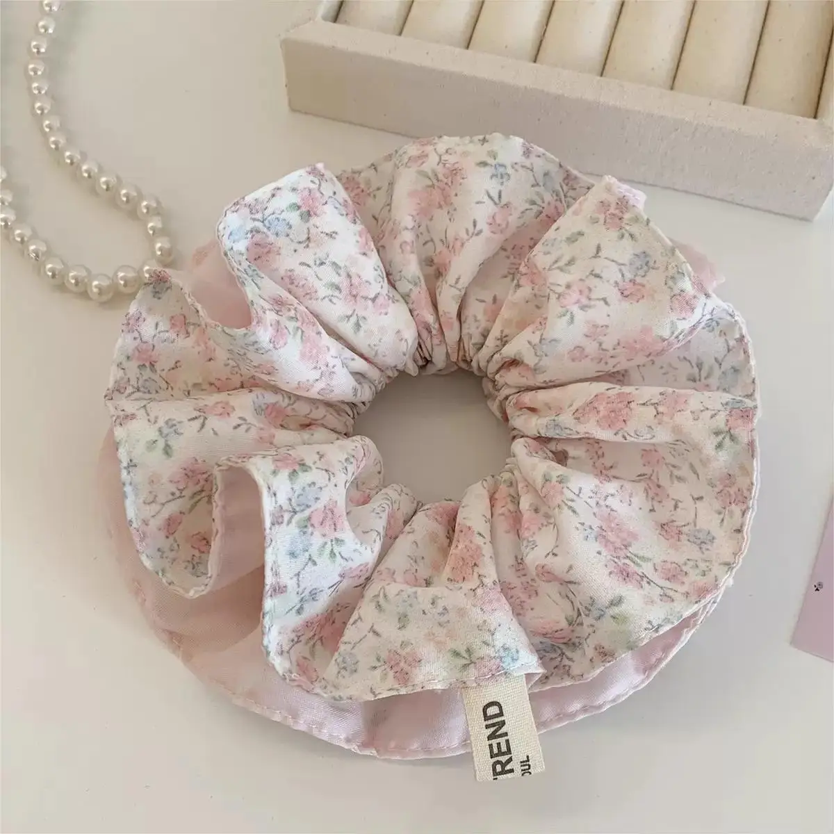 Süßer und stilvoller doppellagiger Haargummi mit Blumenmuster und Spitzenbesatz – ein Damen-Haaraccessoire für Alltagsfrisuren – Detail 6