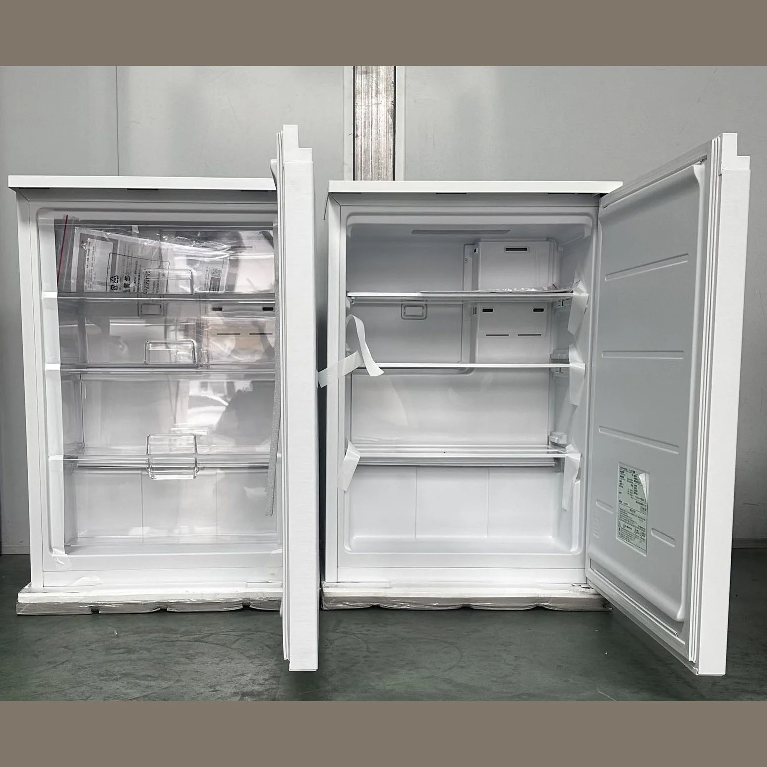 Big brand side cabinet, frozen freezer, white and black 100V.