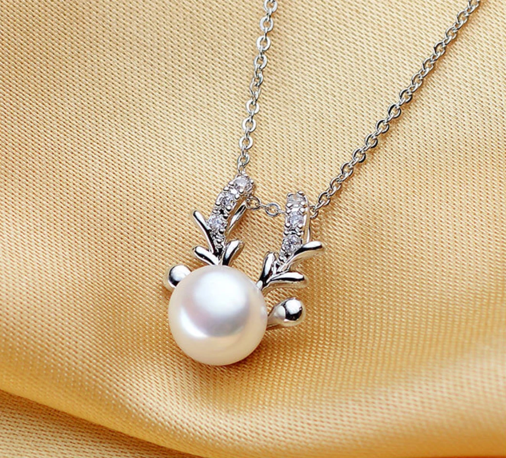 

Sweet temperament 8.5-9 mm freshwater pearl round almost flawless strong light cute deer pearl pendant, high-end Christmas gift