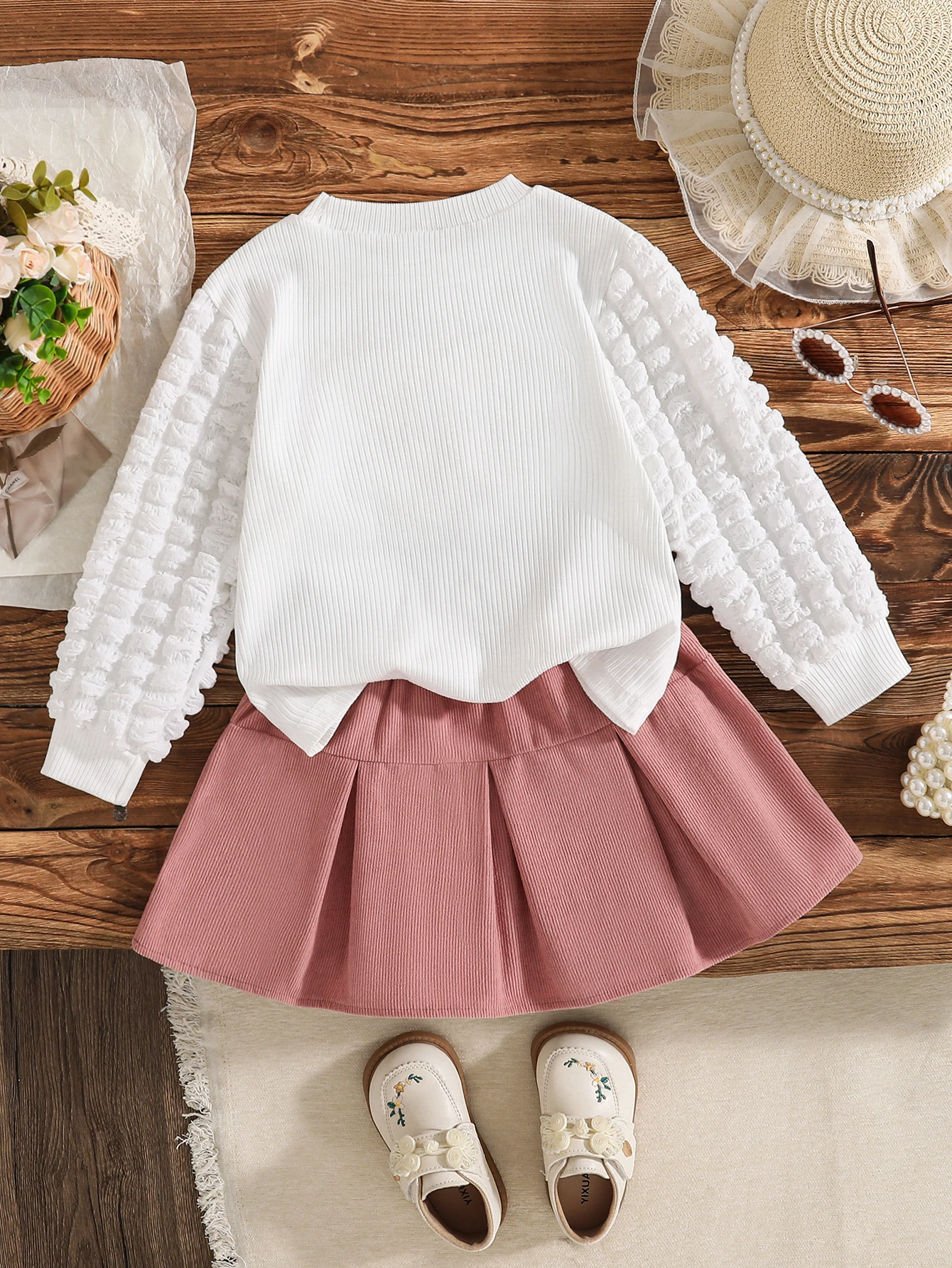 2-Piece Set for Girls: New Style Lantern Sleeve Round Neck Pullover Top with Heart Pattern + Pink Bow Skirt Set for Spring and Autumn. Sweet and Cute Pink Butterfly T-Shirt and Short Skirt Set for Outdoor Wear, Autumn and Winter. Children's Long-Sleeve Casual Daily Two-Piece Set with Bow Details, Suitable as a Gift for Eid, Easter, Carnival, Spring Festival, and Other Holidays