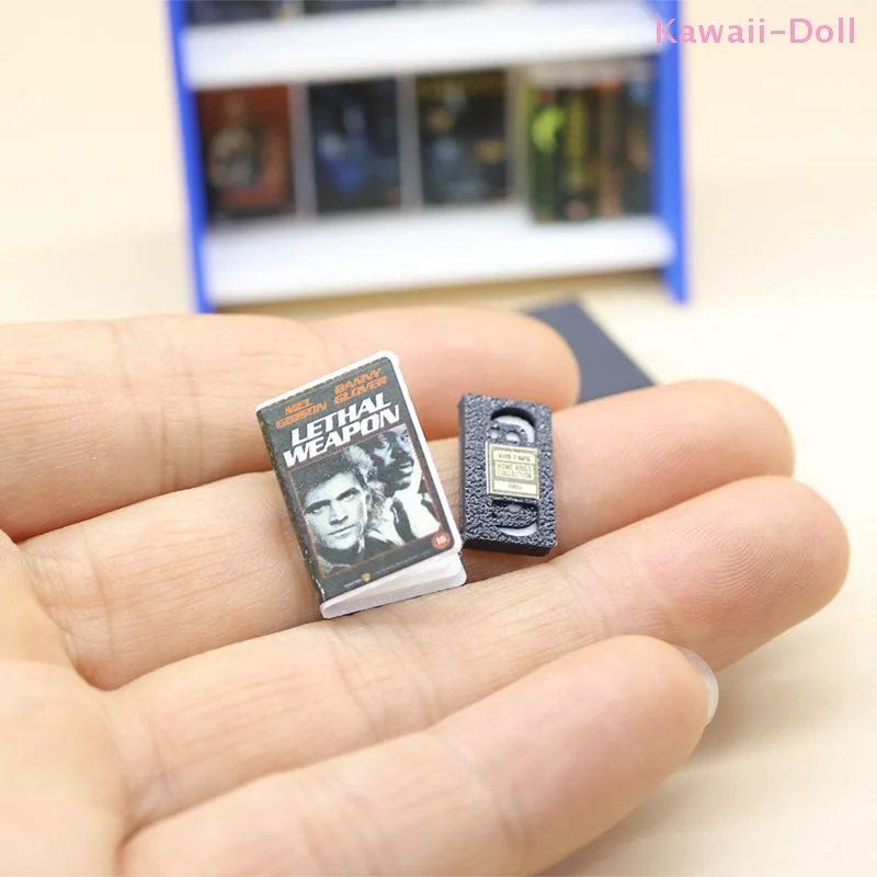 [NOVO] 1 Conjunto de Acessórios para Casa de Bonecas 1/12: Gravador Retrô, Fita de Vídeo e Prateleira - Miniatura para Cenário de Sala de Estar e Brinquedo para Bonecas