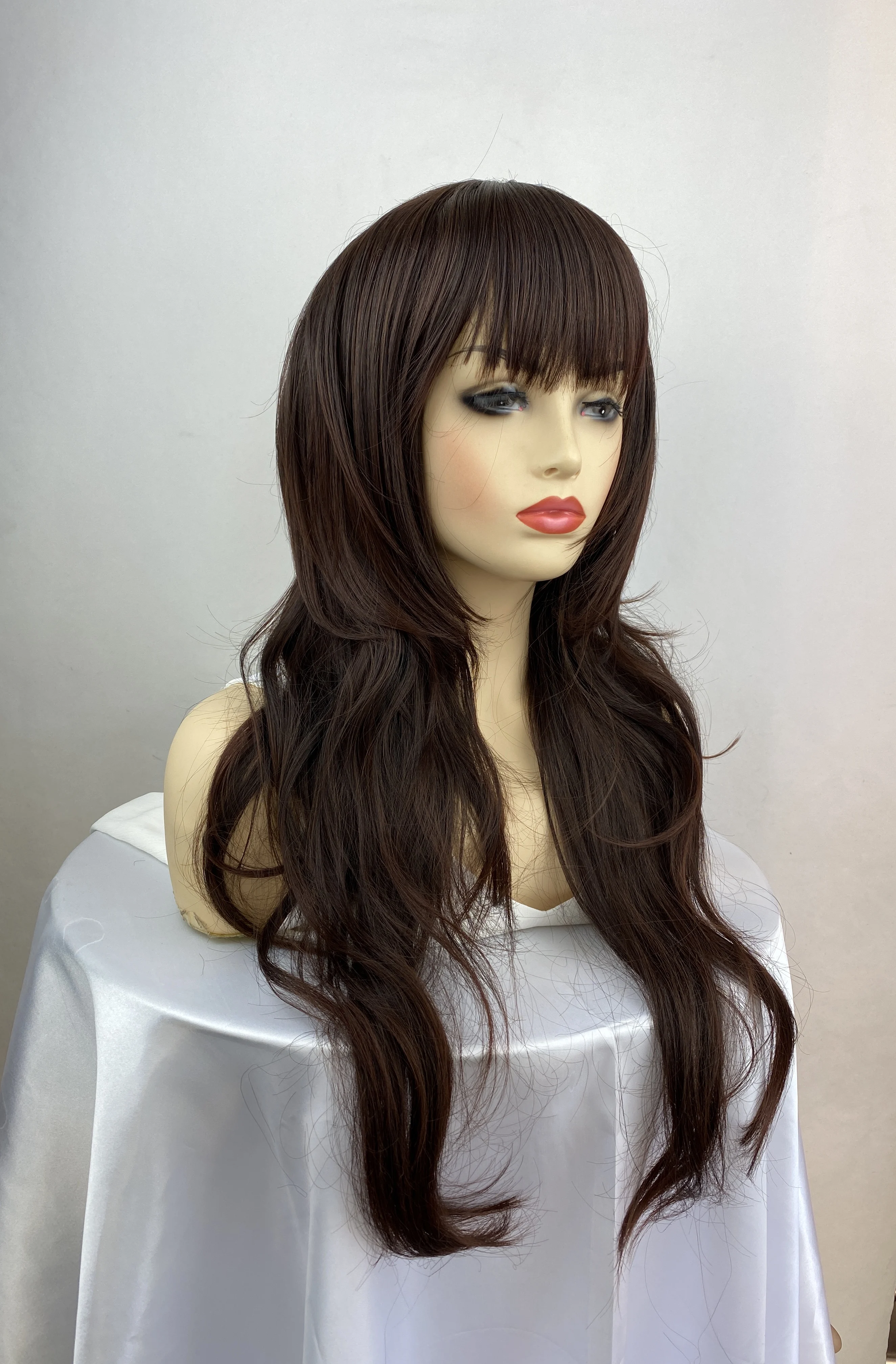 Wig wanita bergelombang coklat tua, dengan poni suhu tinggi wig pesta serat sintetis poni samping wig wanita putih