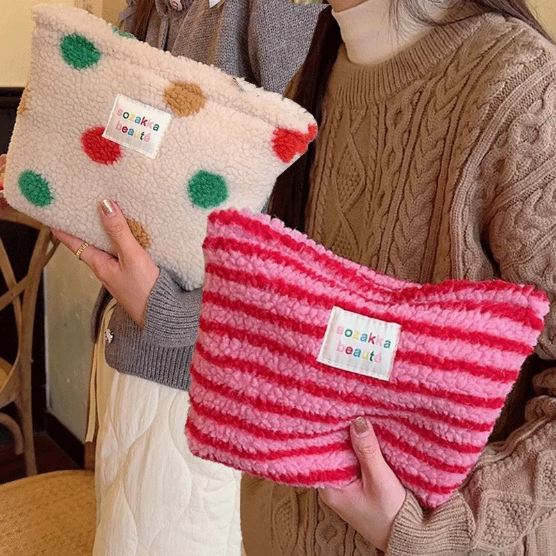 สีสันลาย Dot Plush CLUTCH กระเป๋าเครื่องสําอางขนาดใหญ่ความจุกระเป๋าแต่งหน้าอุปกรณ์อาบน้ํากระเป๋าเดินทางกลางแจ้งแต่งหน้า