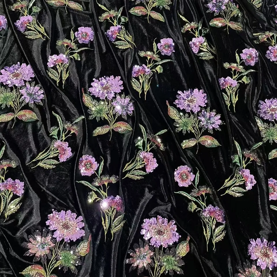 Zachte fluwelen zwarte achtergrond paarse kralen borduurstof retro elegante bloemen cheongsam jas geborduurde stof