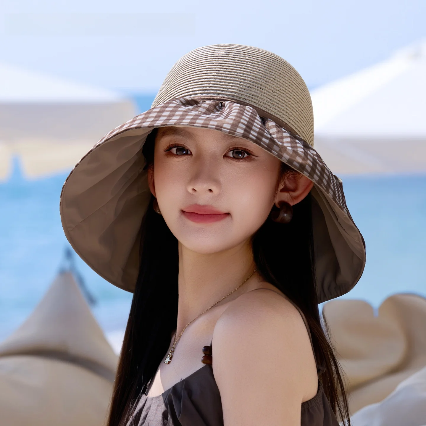 chapeau-de-protection-solaire-a-carreaux-pour-femmes-ideal-pour-l’exterieur-avec-protection-uv-large-bord-forme-ronde-non-pliable-charlize-modele-officiel-de-la-marque