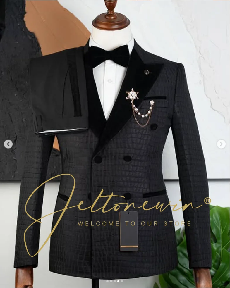 بدلة رجالية سوداء مكونة من قطعتين مع طية صدر السترة وقماش شبكي مزخرف، طراز عصري أنيق لمناسبات العريس أو الولائم