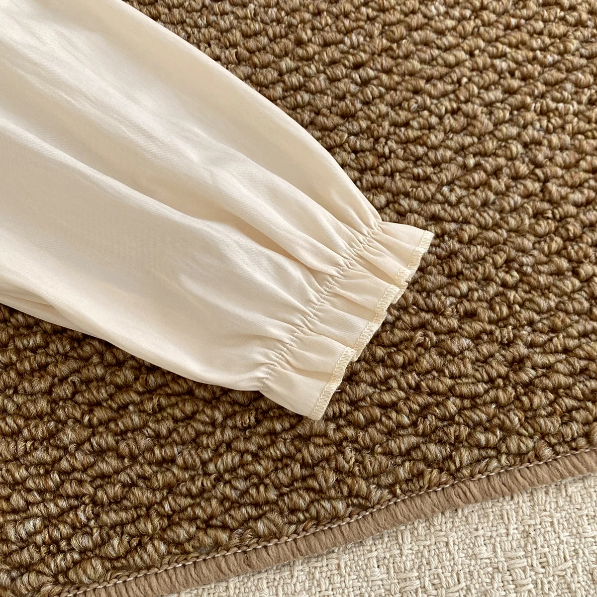 Koreanischer Mädchenanzug, Herbst, neues, süßes Cardigan-Oberteil mit Puppenkragen und langen Ärmeln, modische Hose mit weitem Bein, zweiteiliges Mädchen-Kleidungsset. – Detail 5