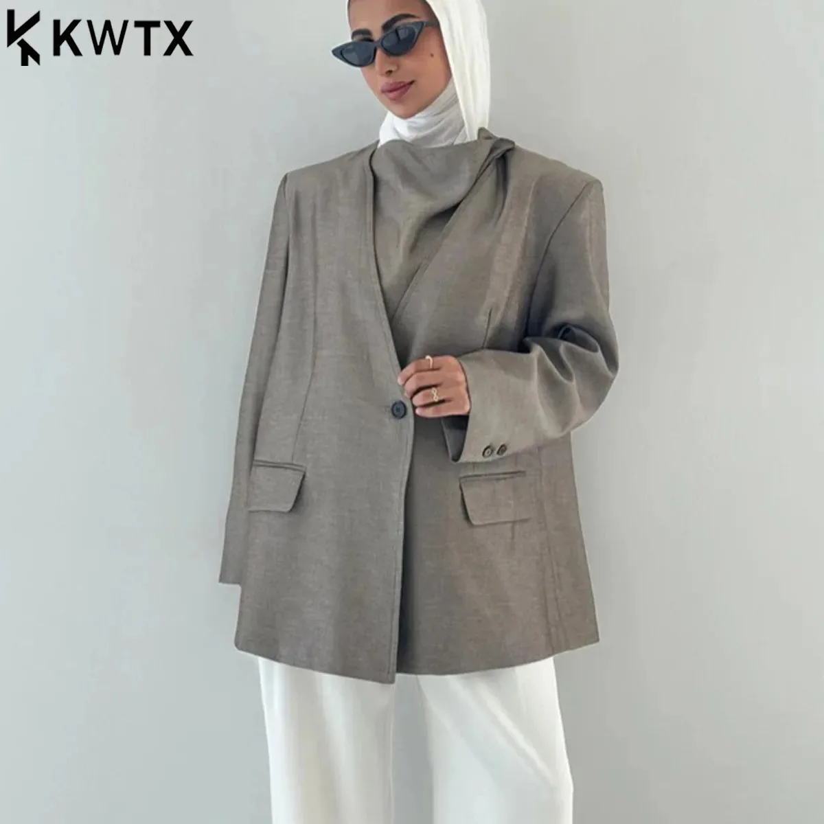 

KWTX The Lady's Stylish And Fashionable Blazer-style Scarf Is Suitable For Pairing With A Headscarf. Single-button Closure
