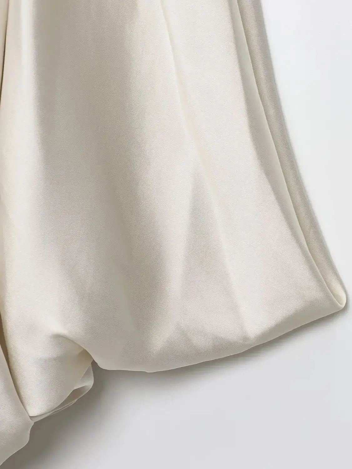 قطع علوية نسائية صيفية جديدة مثيرة موديل 2025 بحمالات عميقة على شكل حرف V للسيدات من الساتان الناعم بدون أكمام مع رسن متعدد الاستخدامات وحزام صدرية للشمس