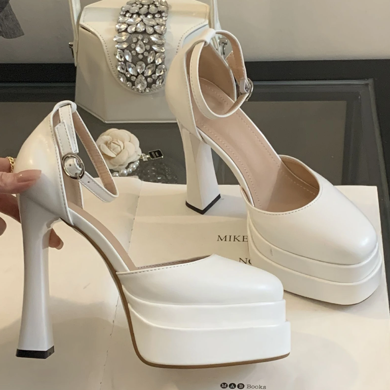 여성 샌들 2025 새로운 스타일 원 스트랩 사이드 컷 아웃 두꺼운 플랫폼 하이힐 12cm Biege 대형 사이즈 42 여름 신발