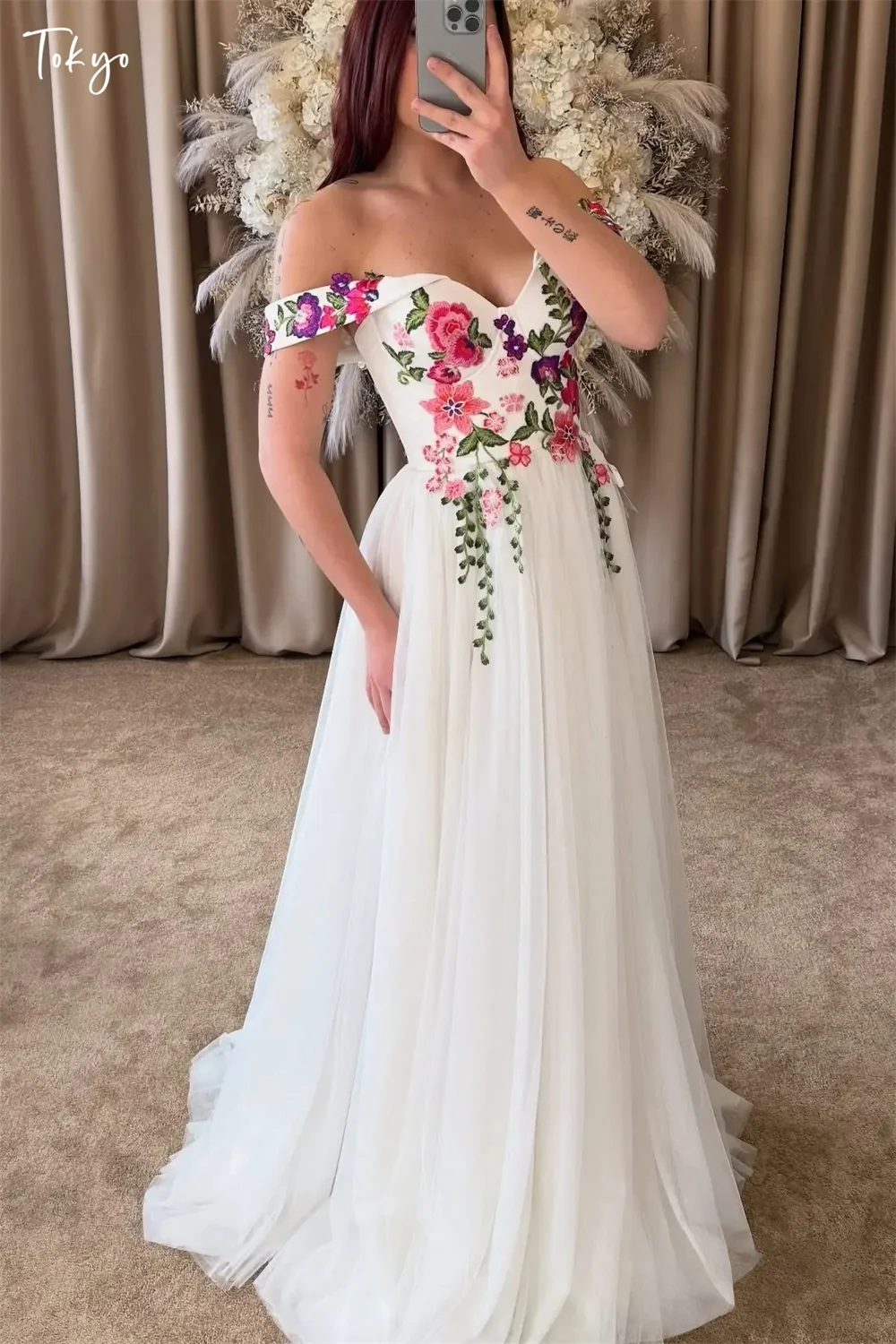 

Tokyo Customized White Spaghetti Strap Wedding Dresses Sleeveless Tulle Lace-Up Bridal Gown Side High Split A-Line Wedding Gown