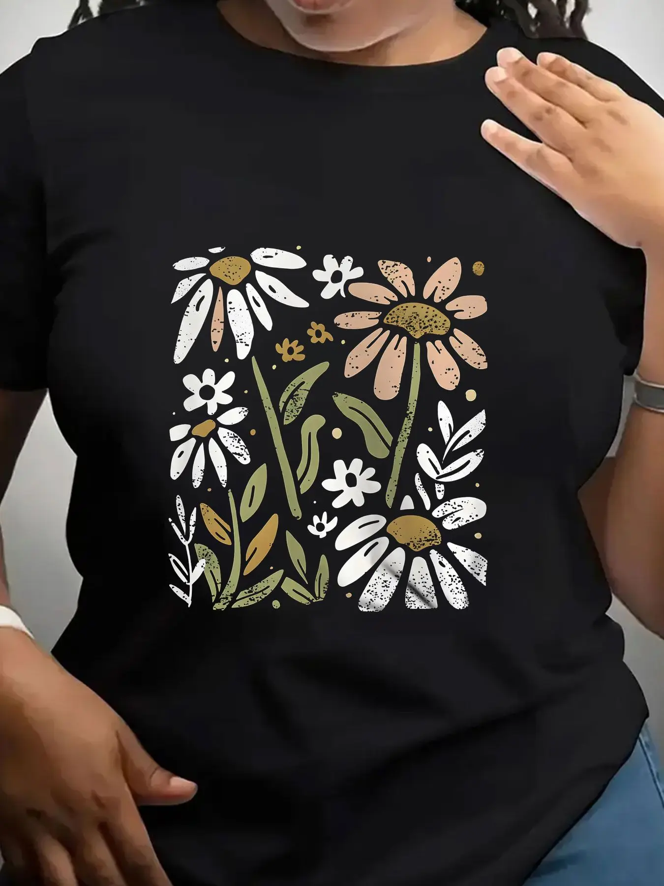 Women's Trendy Crew Neck T-Shirt Floral Pattern with Gold Accents Suitable for Casual Sportswear