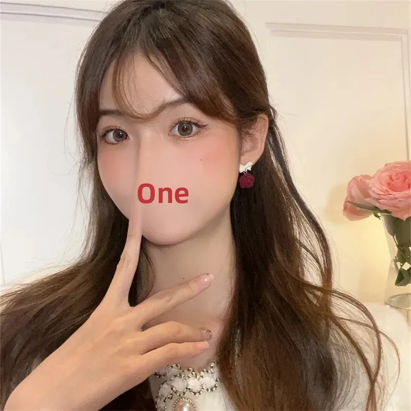 الأحمر المخملية زهرة المرأة أقراط S925 الفضة إبرة فراشة عقدة لا ثقب المجوهرات العصرية كليب على أقراط الأذن الأصفاد