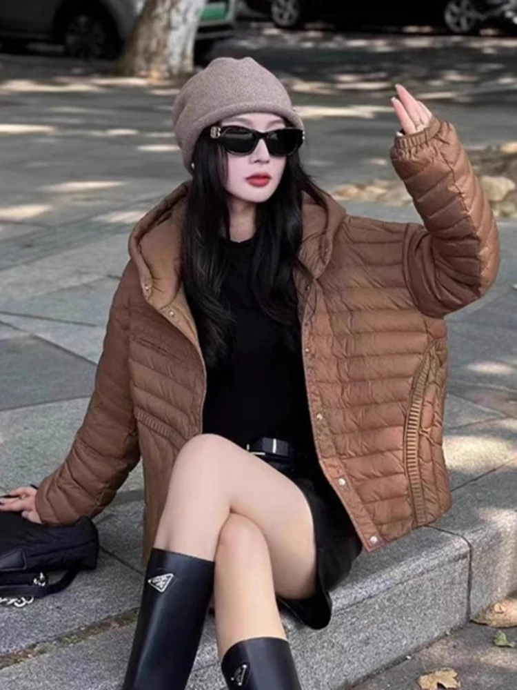 2025 chaqueta acolchada ultraligera de invierno para mujer 90% plumón de pato blanco Parkas informales holgadas con capucha prendas de vestir básicas a prueba de viento abrigo