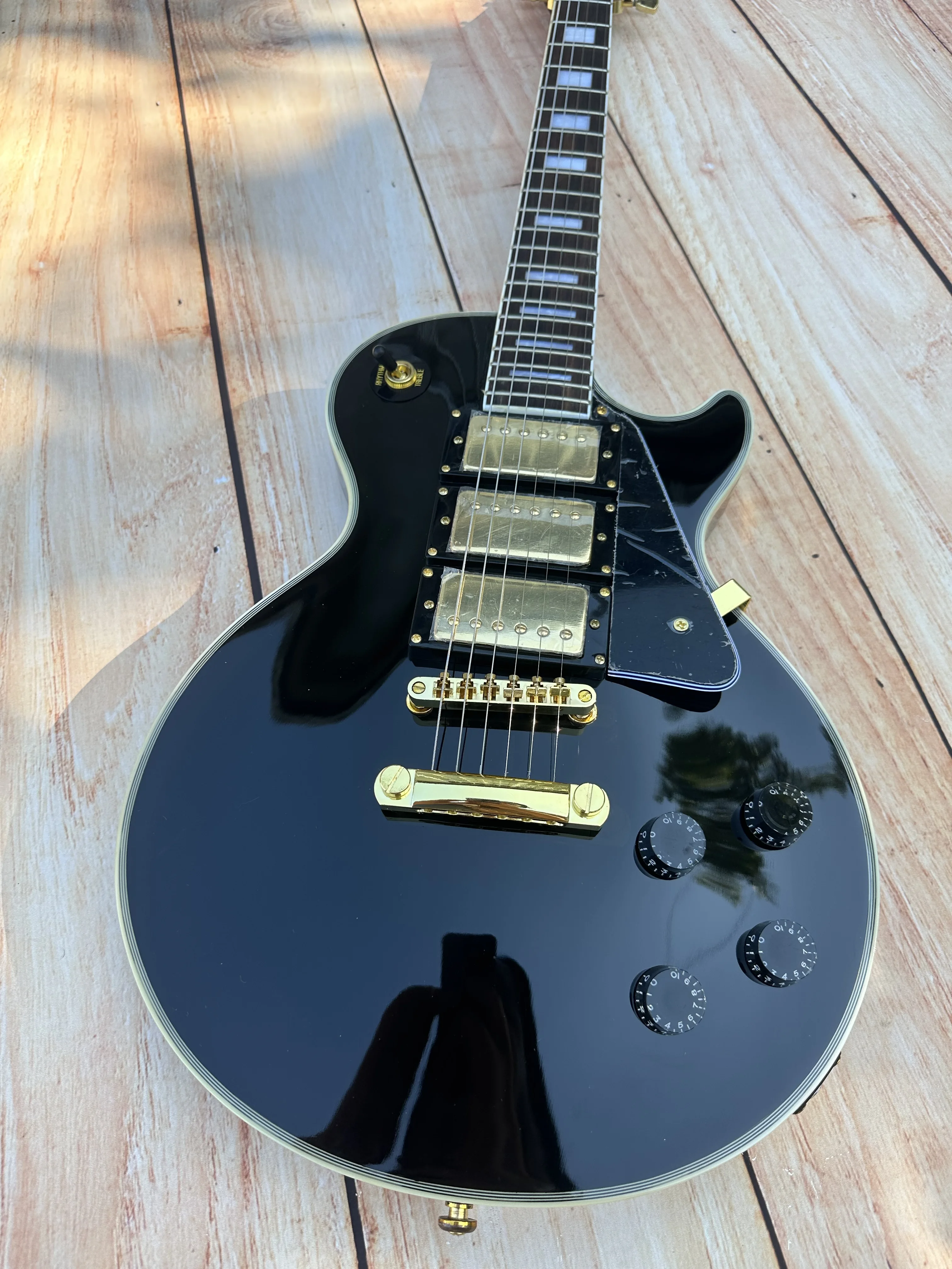 Customized electric guitar, imported wood and environmentally friendly paint, 3 pickups, black and gold accessories, good sound