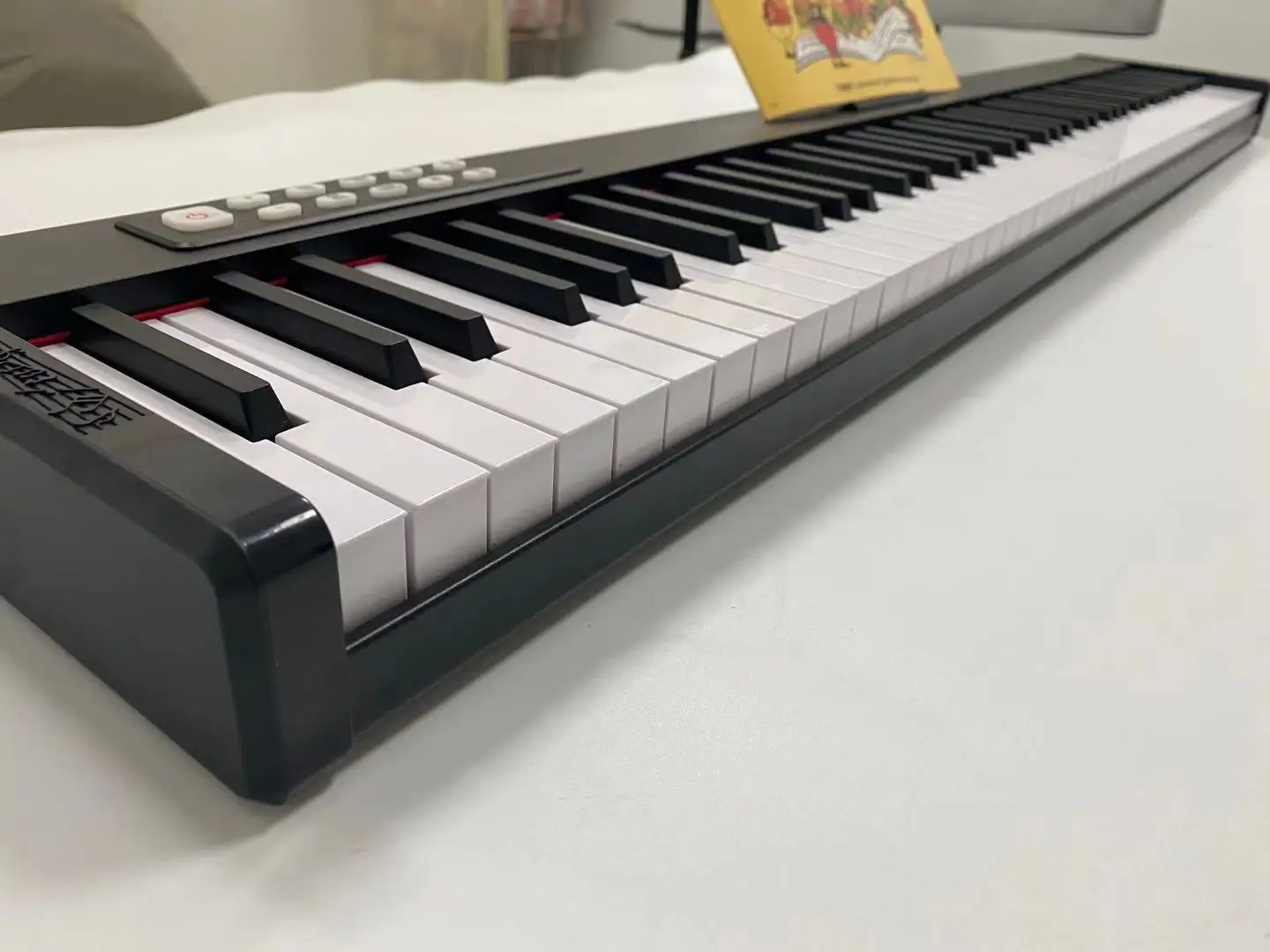 بيانو إلكتروني عالي الجودة 88 مفتاحًا MIDI بطارية قابلة للشحن بيانو مستقيم للمبتدئين