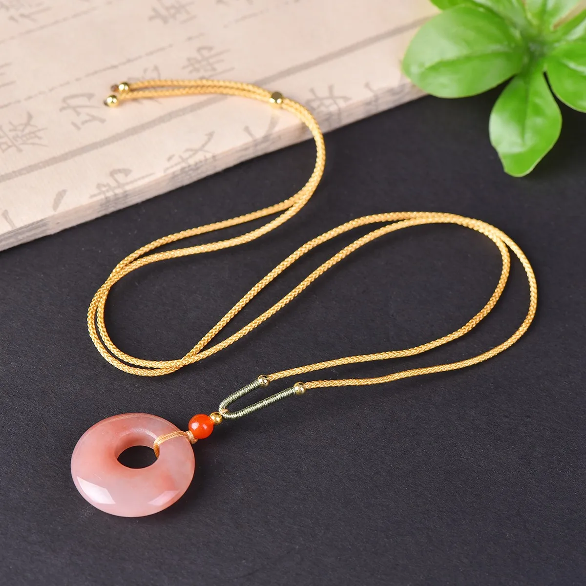 

The exquisite peach blossom jade princess pendant symbolizes peace and smooth sailing. It is a perfect gift for family