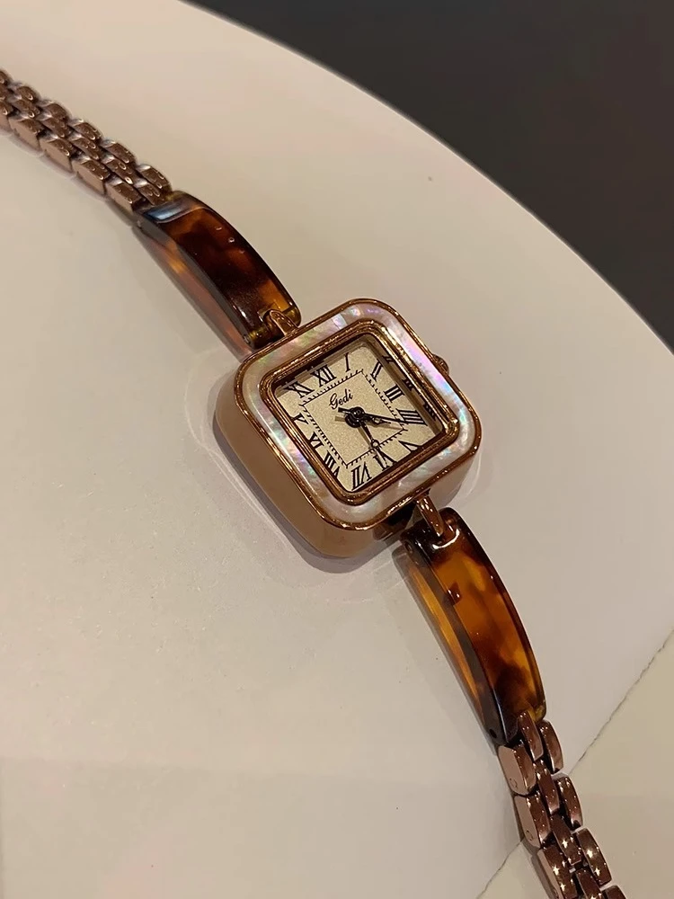 ساعة نسائية فاخرة خفيفة 2025 موضة جديدة راقية وساعة نسائية بسيطة ورائعة بسوار صغير