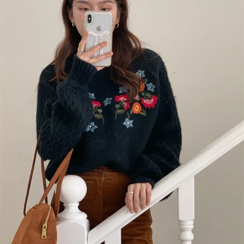 كنزة نسائية شتوية بتصميم كوري عتيق مطرزة يدويًا بأكمام منتفخة من القطن 00%