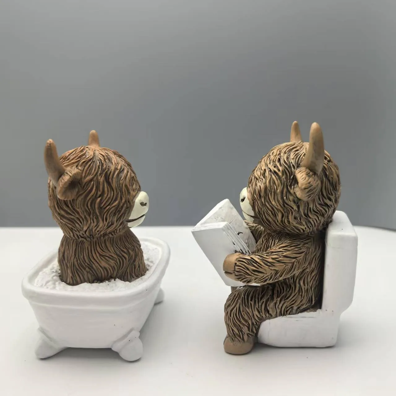 Cute Scottish Highland Cow Resin Figurines Funny Bathing & Reading Cow Statue Desk Decor for Home Bathroom Office Holiday Gift