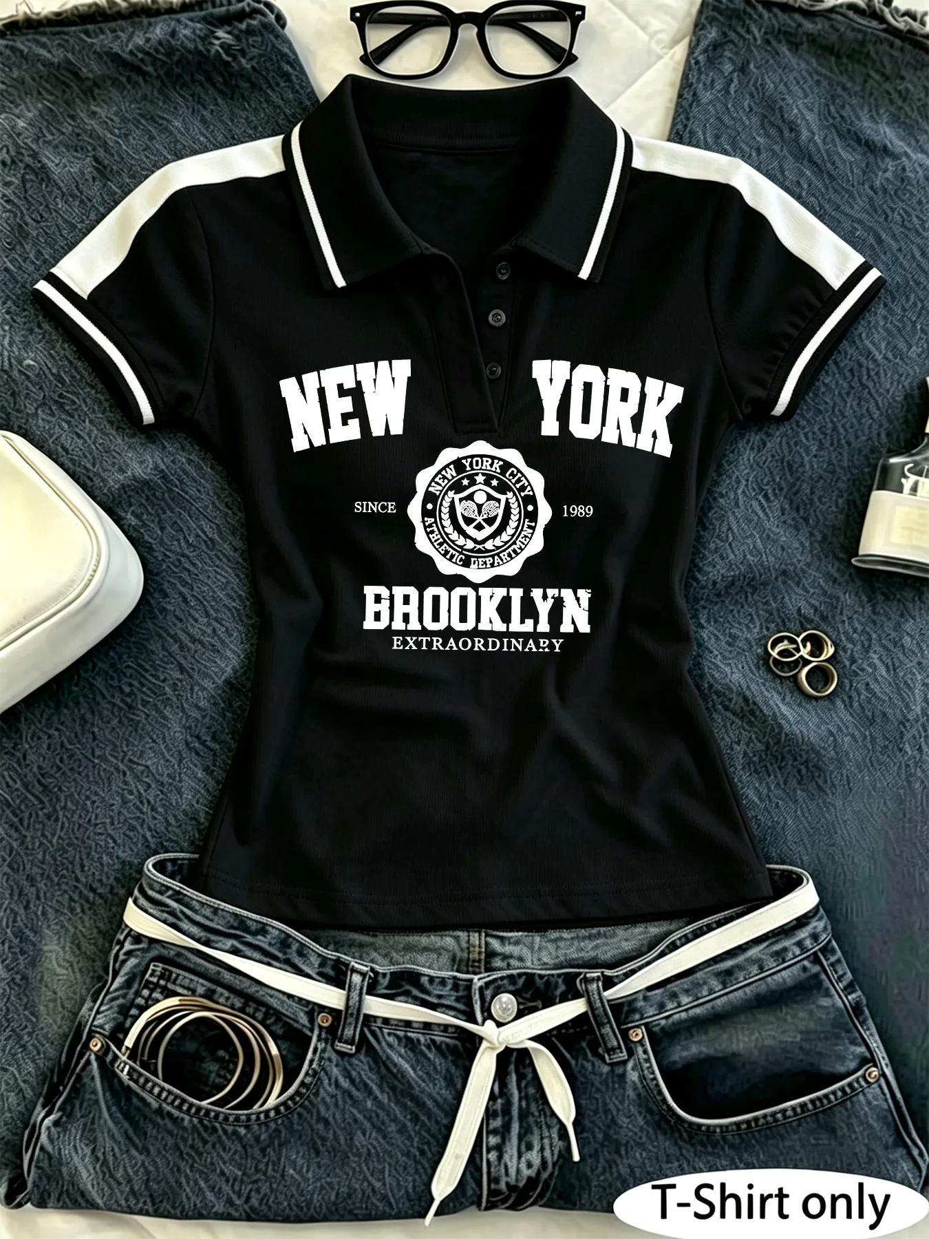 Damen Y2K Cropped Poloshirt, New York Brooklyn College Wappen-Grafik, Kontraststreifen, Kurzarm, Slim Fit, Retro Preppy – Detail 2
