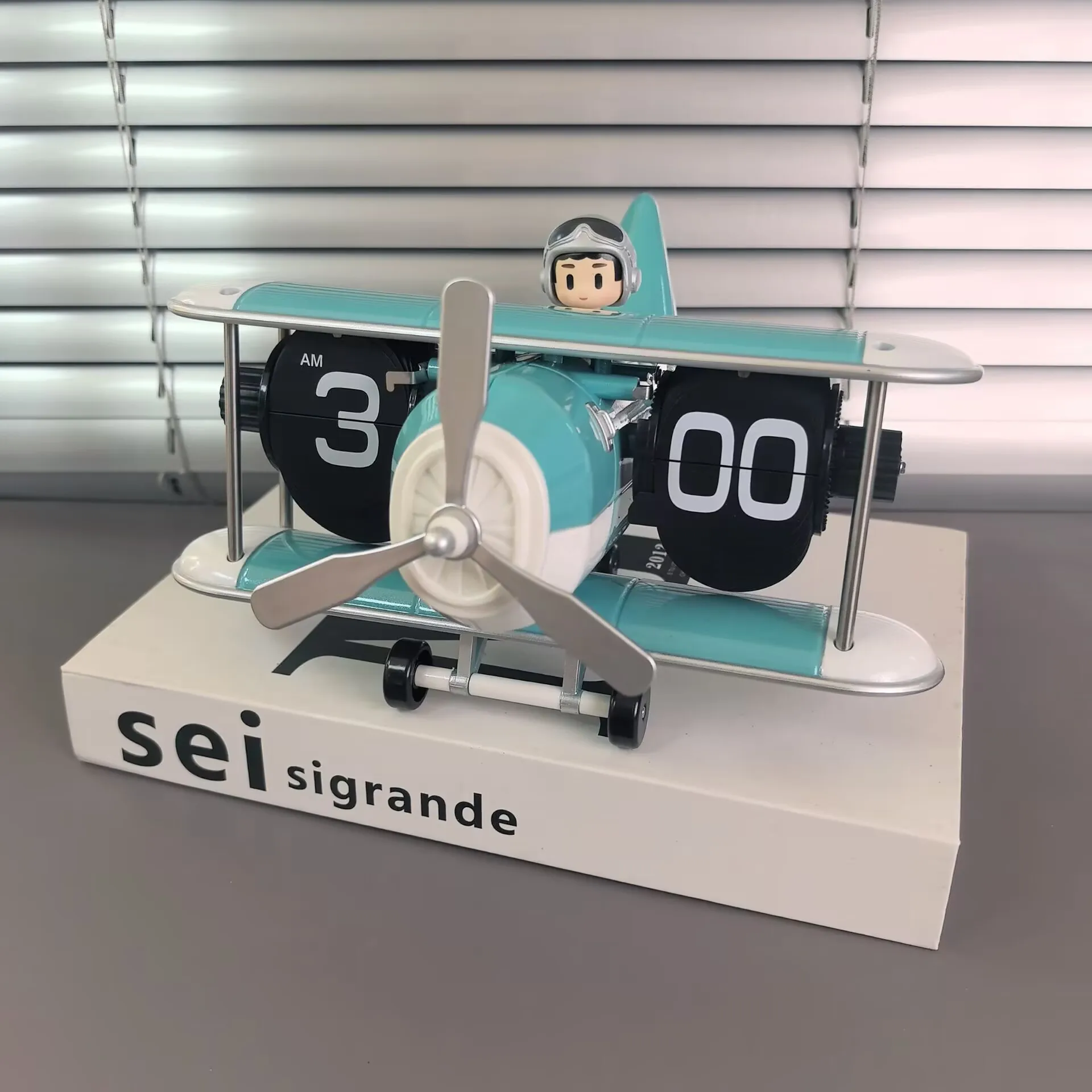 Automatic page turning clock desktop ornament, retro mechanical watch pendulum table