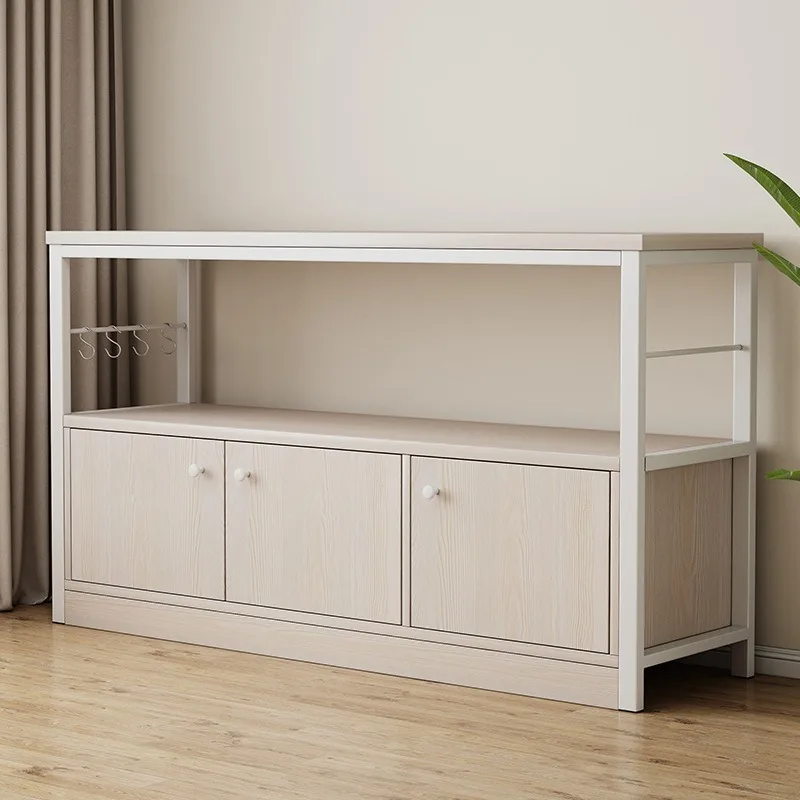 

Боковой шкаф-тумба, встроенный в стену, для хранения вещей в гостиной