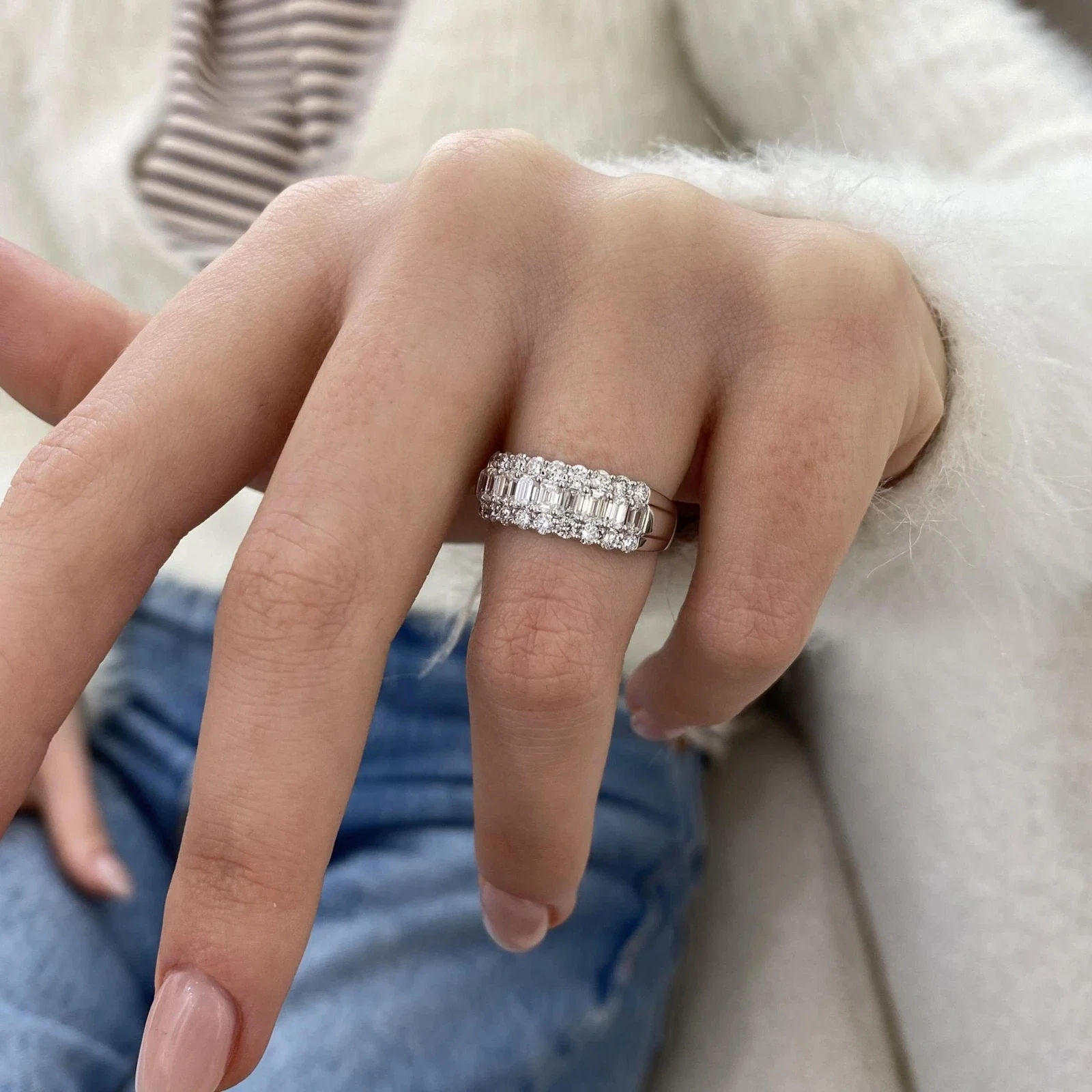 

Обручальное кольцо для женщин с 3 рядами бриллиантов (изумрудной огранки и круглой огранки), общим весом 1,59 карата, CVD HPHT, выращенные в лаборатории, цвета DEF, чистота VS-VVS, изысканные ювелирные изделия.