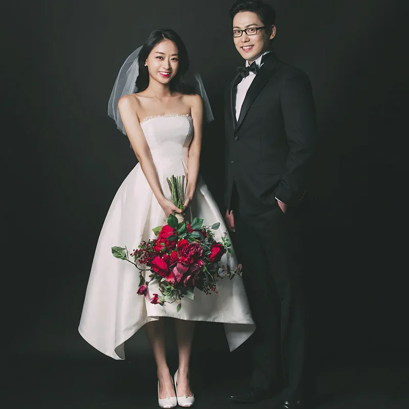 サテンライトウェディングドレス 新しいシンプルなストラップレススリムフィット韓国スタイルソリッドカラー花嫁ウェディングミドル丈トラベルドレス