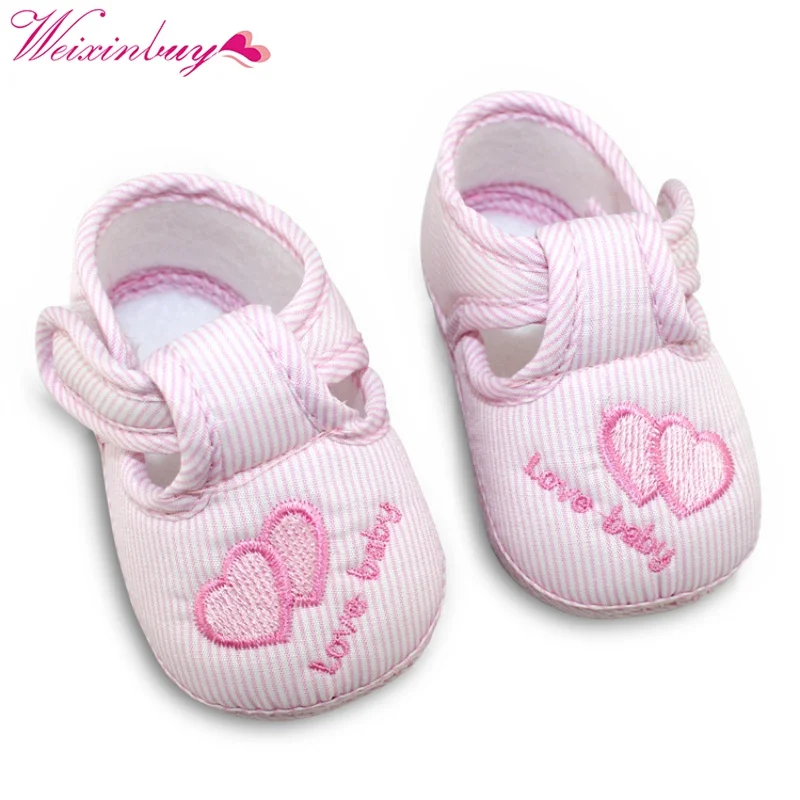 Sapatos de caminhada de algodão sem sola macia para bebê, primeiros caminhantes, lindo bordado de coração, sapatos recém-nascidos, infantil, 0-24M, primavera