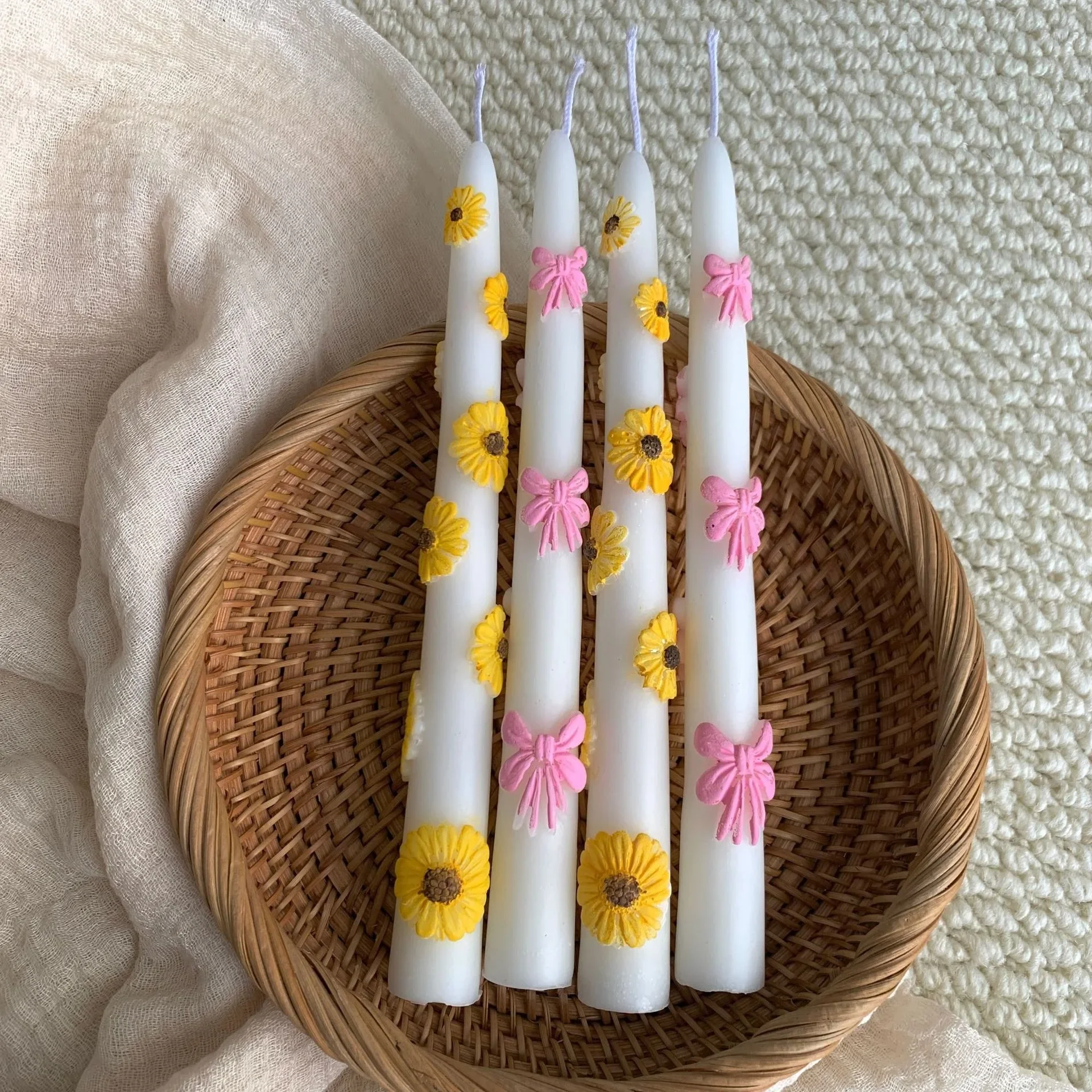 Beeswax Taper Candle - เทียนรูปโบว์ลายดอกเดซี่ ขนาด 20 ซม./7.87 นิ้ว วาดลายด้วยมือ