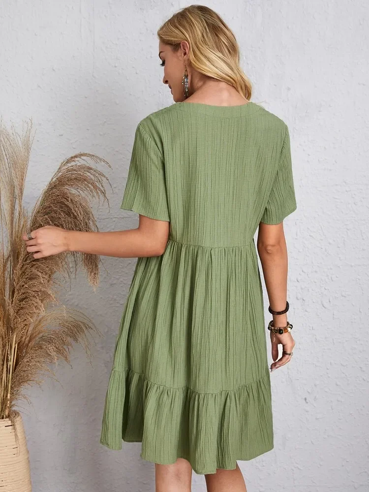 Elegantes Damen-Minikleid mit V-Ausschnitt und kurzen Ärmeln, einfarbig, locker geschnitten, mit Rüschensaum, lässiges Boho-Sommerkleid für den Urlaub am Strand. – Detail 19