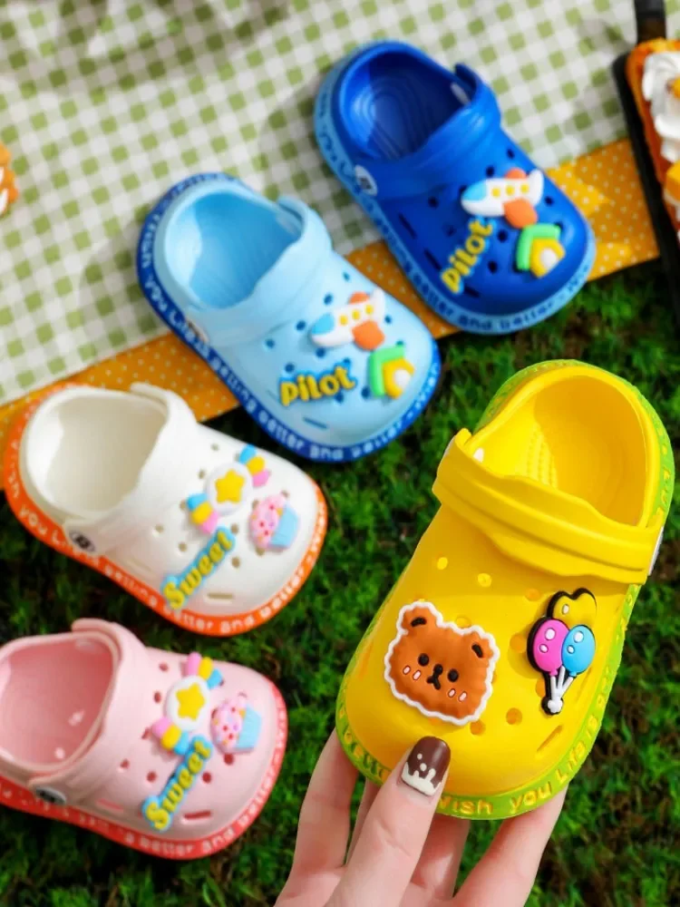 Letnie sandały dziecięce dziura buty dziecięce kapcie miękkie antypoślizgowe Cartoon DIY Design dziura buty dziecięce piaszczysta plaża dla chłopców dziewcząt — zdjęcie 2