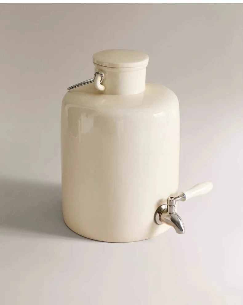 Detergent dispenser Household laundry detergent with faucet sub-storage bucket