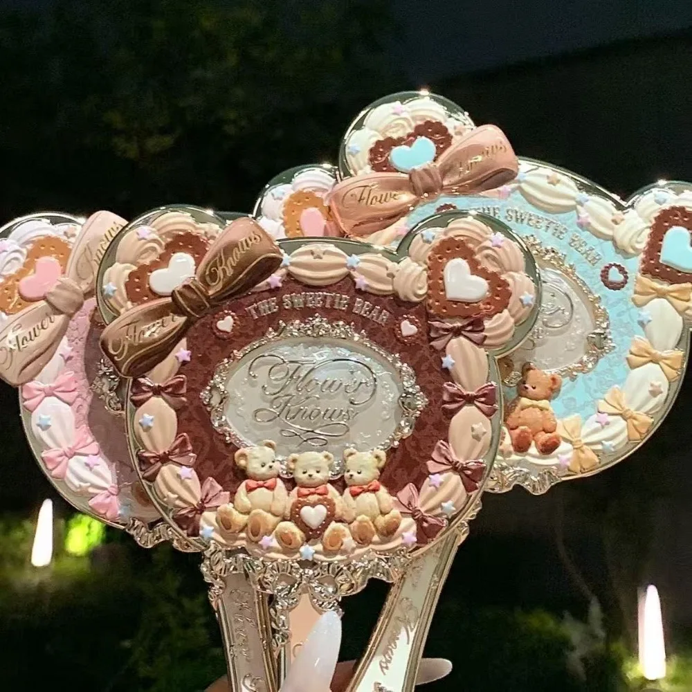 Flower Knows Sweetie Bear Collection Espejo de mano 3 tipos Exquisitos herramientas de maquillaje en relieve Lindo espejo de maquillaje HD