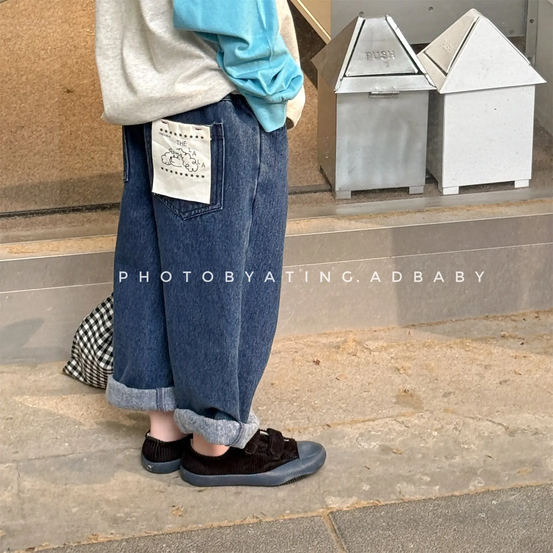 

Новинка осени 2024, джинсы для девочек, однотонные детские повседневные штаны, джинсовые брюки для маленьких мальчиков, модные шаровары с нашивками для малышей, детская одежда