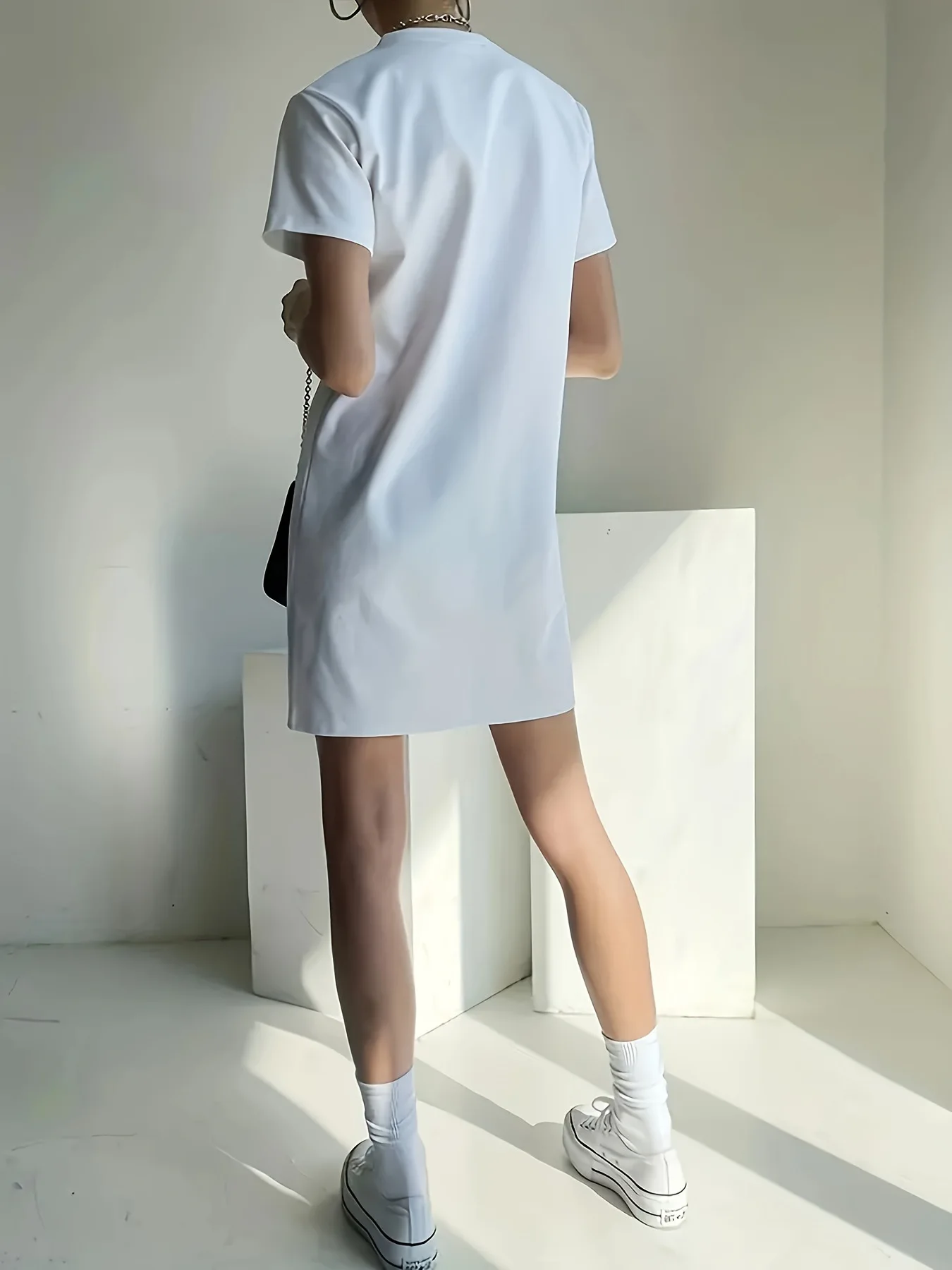 Modisches, kleines, schlichtes, einfarbiges, lockeres T-Shirt-Kleid mit Rundhalsausschnitt für Damen 2025