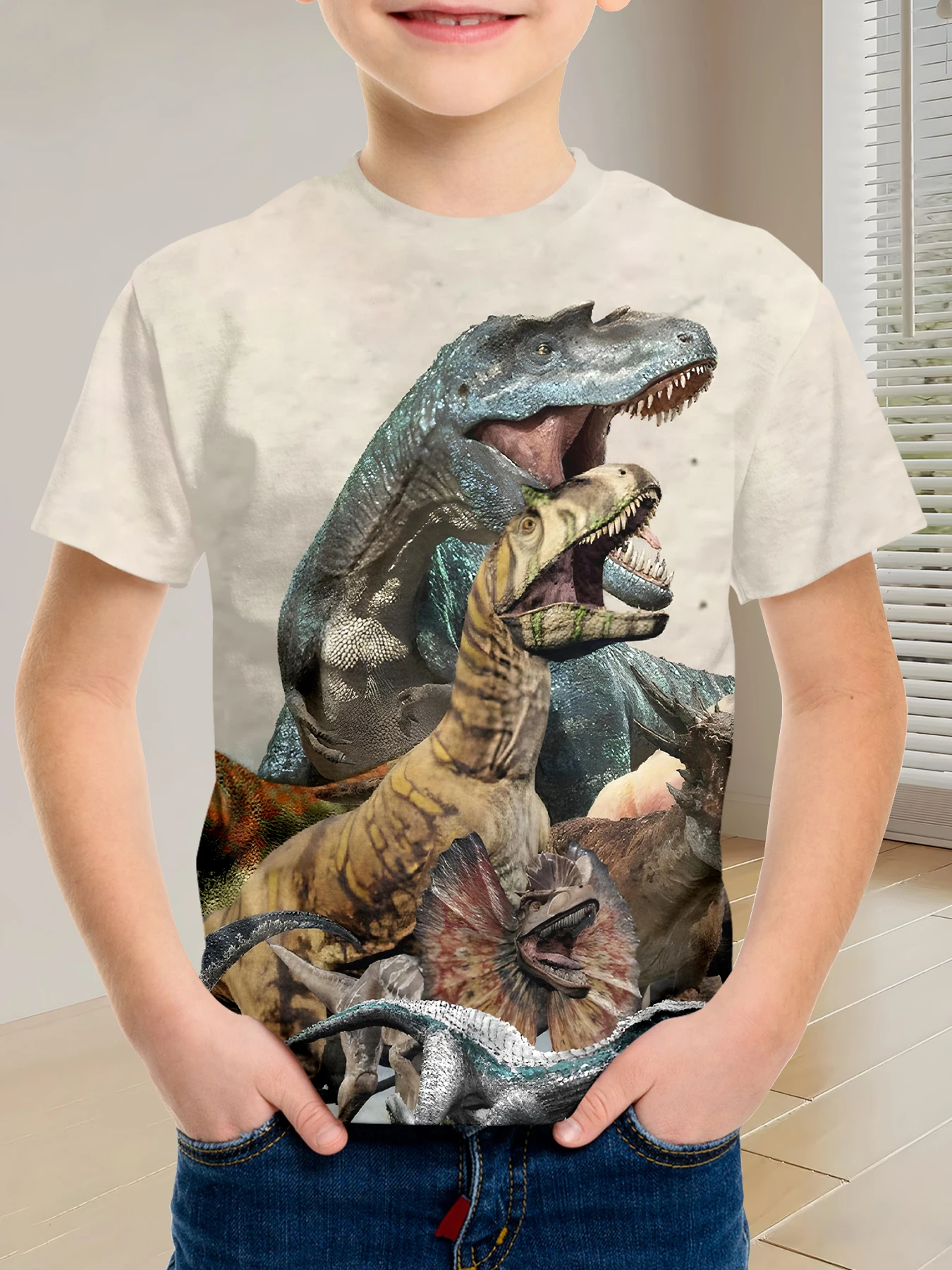 

Белая футболка, властный и детский стиль.