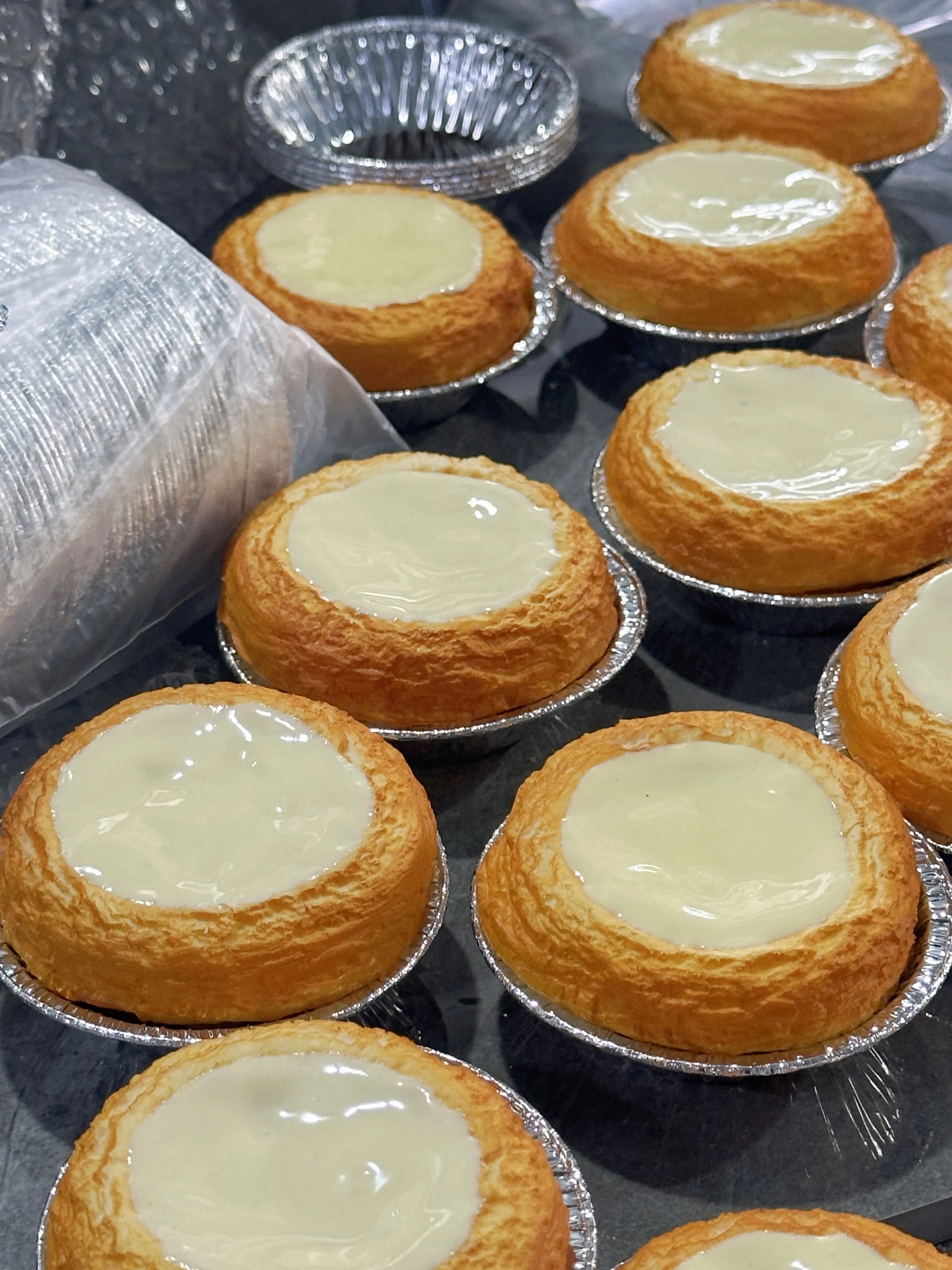 

Plastic Simulation Food Model Small Ornament Home Decoration Whipped Cream Pudding Egg Tart Caramel Pastry Crispy With Foil Tray