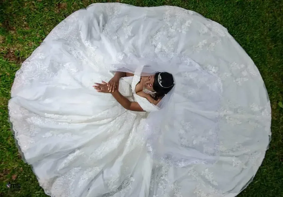 Personalizado lindo laço apliques vestido de baile vestidos de casamento princesa fora do ombro casamento rendas voltar vestidos de noiva