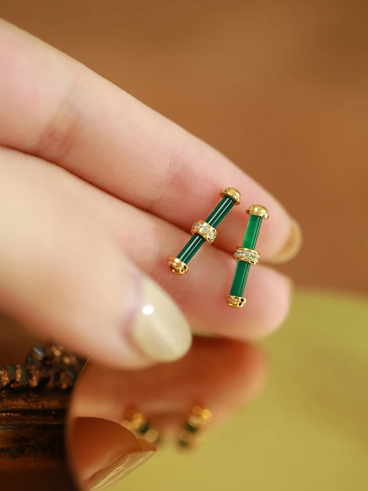 N “The Sanctuary ”combines Both Niche Sophistication and Pragmatism! Original Design Vintage Court Green Agate Earrings